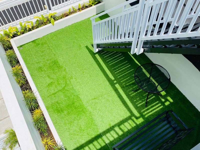 Instalación de césped artificial de alta calidad en jardín de chalet en la Costa Blanca