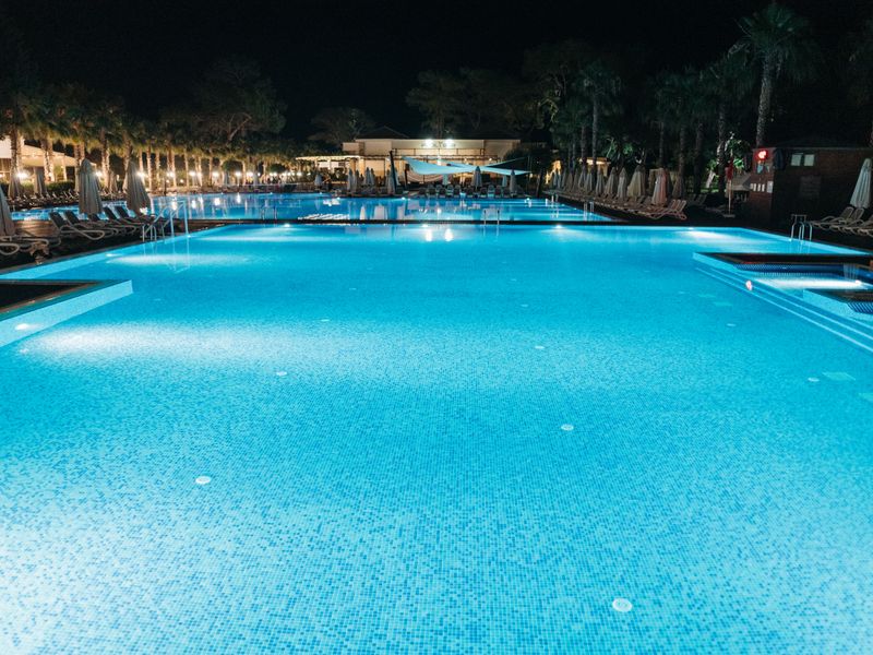 Piscina de complejo turístico de gran volumen en Benidorm